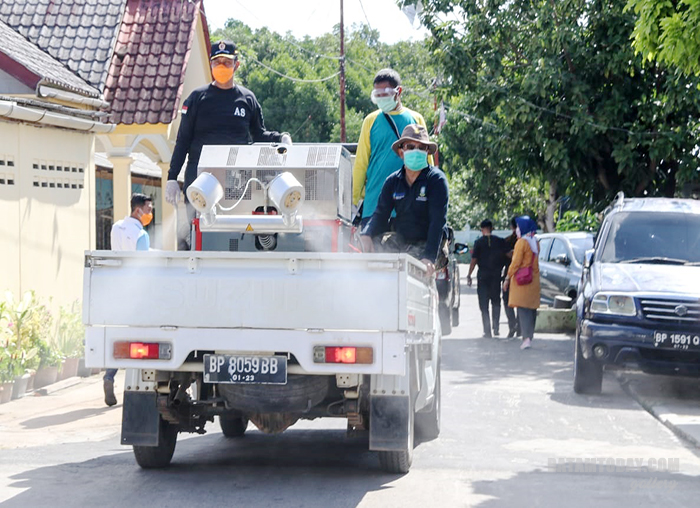 Bupati Bintan Apri Sujadi saat turun langsung menyemprotkan disinfektan di fasum dan fasos Bintan